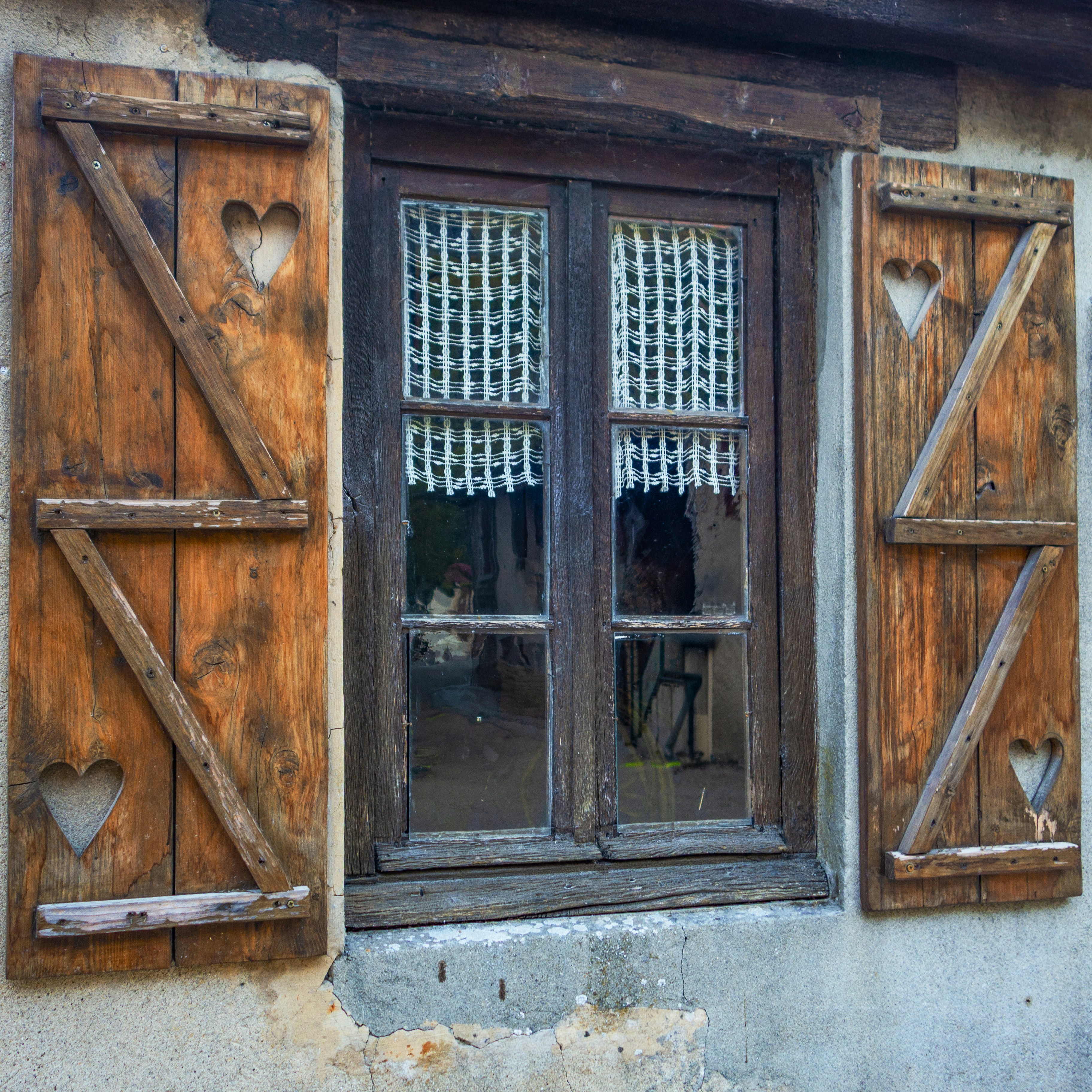 Fensterläden, Holzfenster & Tore – austauschbares Leistungsbild
